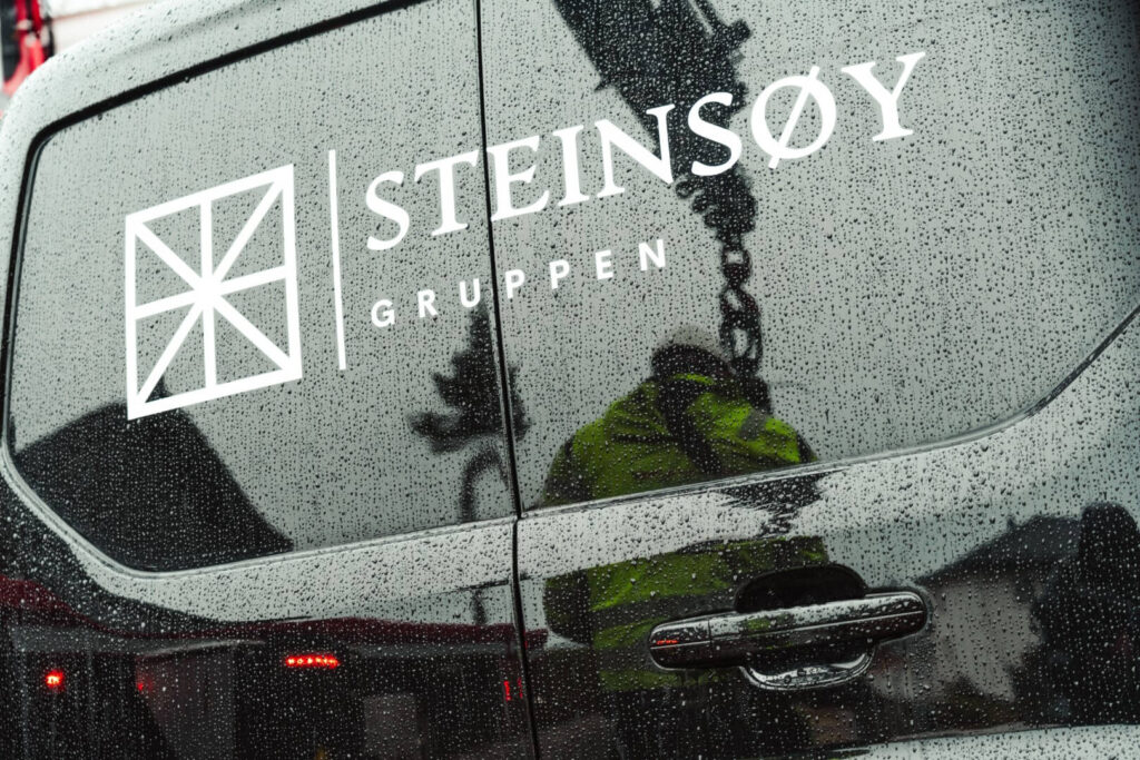 Steinsøy gruppen firmabil, sort med hvit logo.